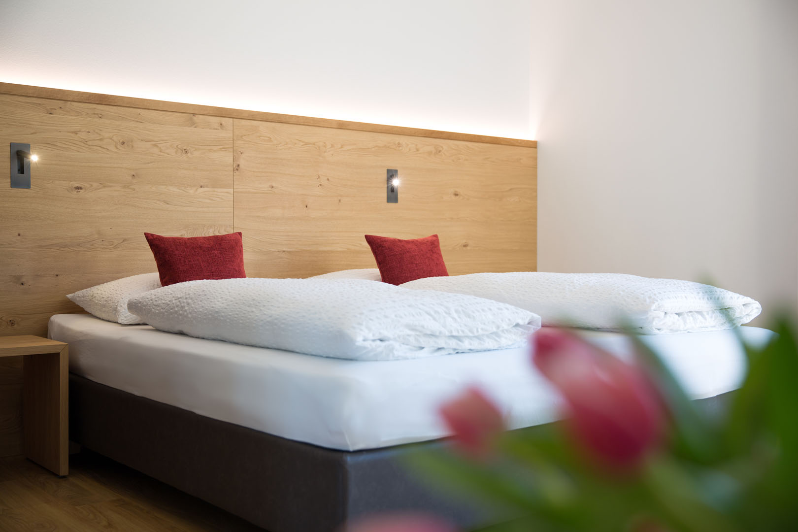 Bett mit Holzkopfteil
