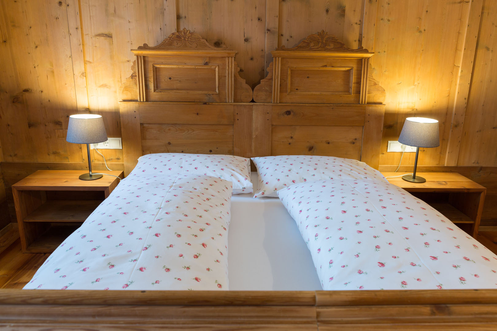Bett mit geschnitztem Kopfteil